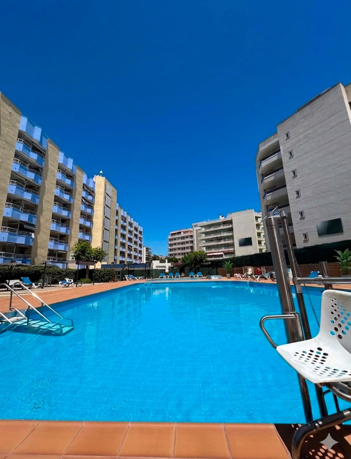 Relájese junto a la piscina